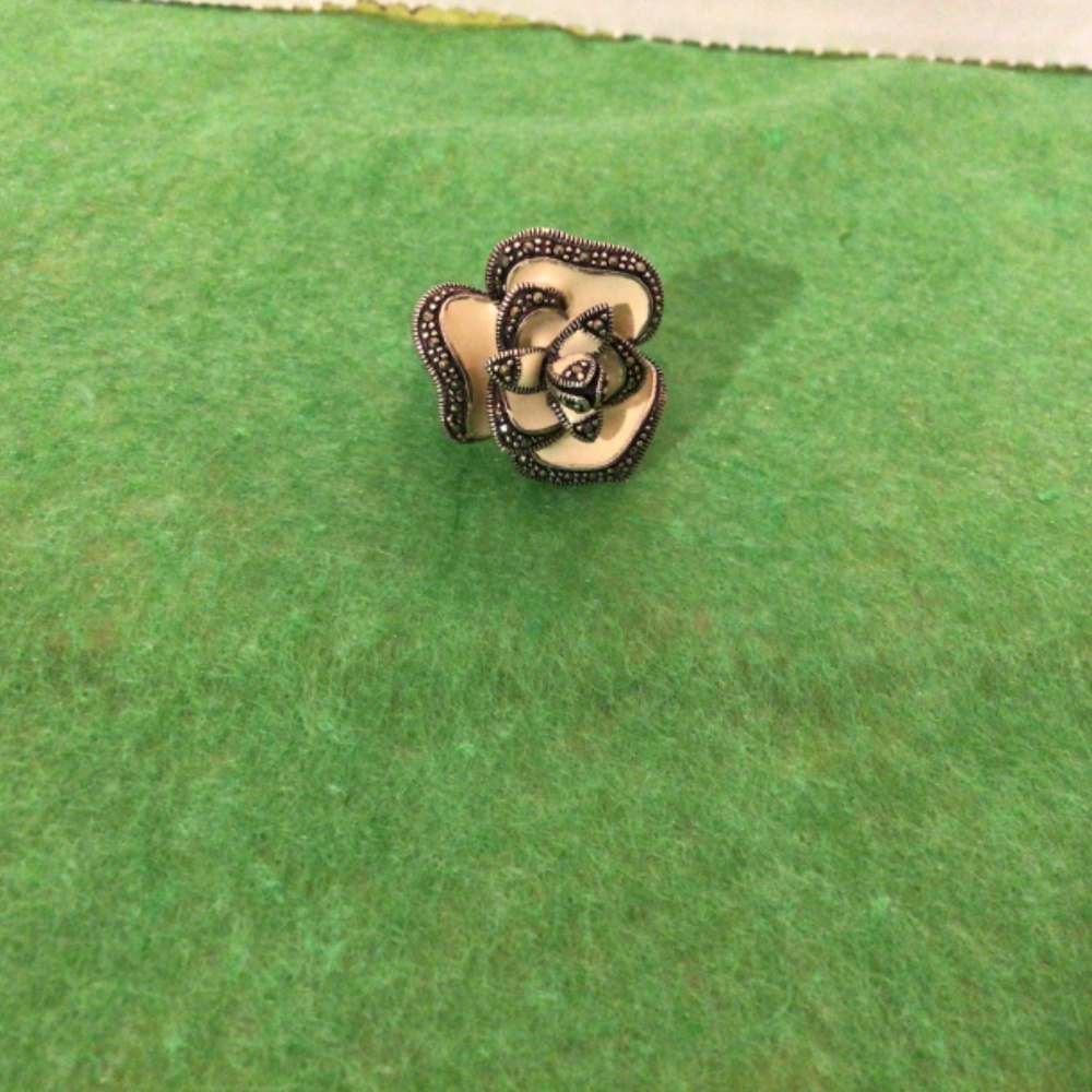 Ring - Picture 3 of 4